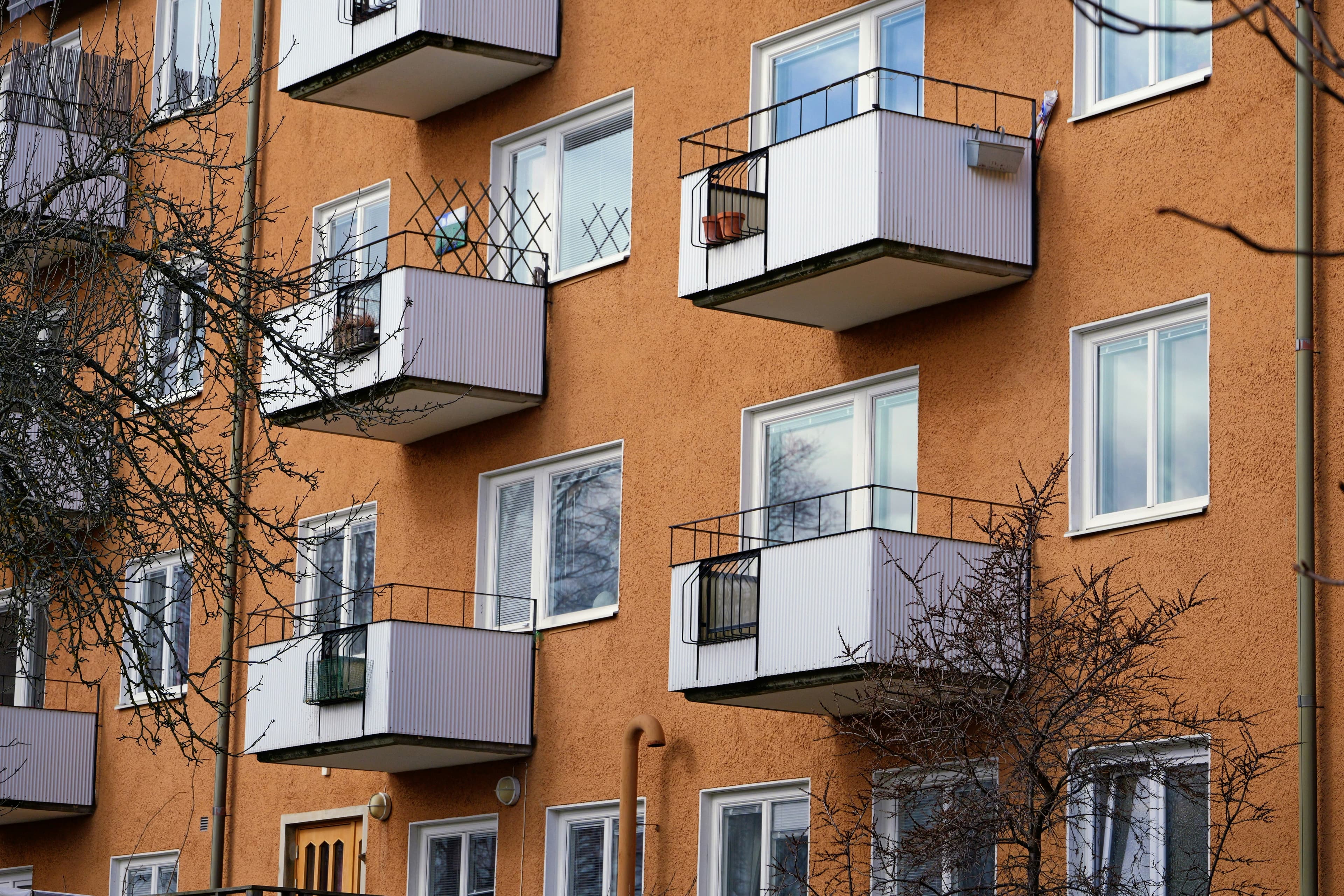 Balkonger på flerfamiljshus i behov av underhåll